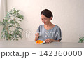 一位女士在客廳吃柿子 142360000