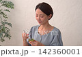 一位女士在客廳吃獼猴桃 142360001