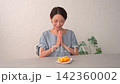 女人在客廳吃橘子 142360002