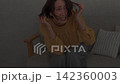 一位中年婦女被客廳的雷聲嚇壞了。 142360003