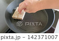 Cooking with oil in a frying pan 142371007