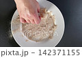 Coating food with seasoning for cooking 142371155