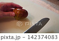 いちじくを切る様子 142374083