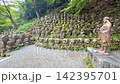 京都・愛宕念仏寺に並ぶ千二百羅漢の石仏　奥嵯峨の歴史ある寺院風景 142395701
