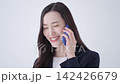 スマホで通話するビジネスウーマン 142426679