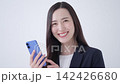 スマホを持つビジネスウーマン 142426680