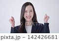 ガッツポーズするビジネスウーマン 142426681