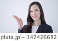 説明するビジネスウーマン 142426682