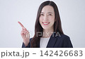 説明するビジネスウーマン 142426683