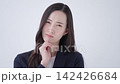 考えるビジネスウーマン 142426684