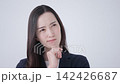 考えるビジネスウーマン 142426687