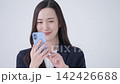 スマホを使うビジネスウーマン 142426688