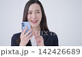 スマホを使うビジネスウーマン 142426689
