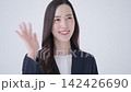 手を振るビジネスウーマン 142426690