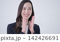 拍手するビジネスウーマン 142426691