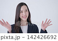 手を振るビジネスウーマン 142426692