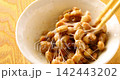 用筷子將納豆拌勻。 142443202