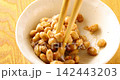用筷子將納豆拌勻。 142443203