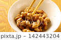用筷子將納豆拌勻。 142443204