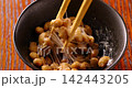 用筷子將納豆拌勻。 142443205