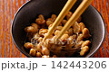用筷子將納豆拌勻。 142443206