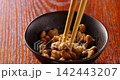 用筷子將納豆拌勻。 142443207