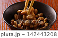 用筷子將納豆拌勻。 142443208