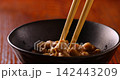 用筷子將納豆拌勻。 142443209