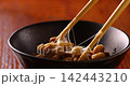 用筷子將納豆拌勻。 142443210
