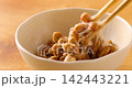用筷子將納豆拌勻。 142443221