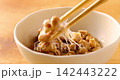 用筷子將納豆拌勻。 142443222