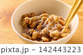 用筷子將納豆拌勻。 142443223
