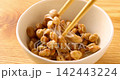用筷子將納豆拌勻。 142443224