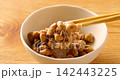 用筷子將納豆拌勻。 142443225