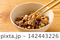 用筷子將納豆拌勻。 142443226