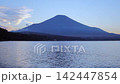 The silhouette of Lake Yamanaka and Mount Fuji at dusk / The blue surface of the lake after sunset 142447854