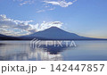 Mount Fuji reflected in the evening sky and Lake Yamanaka / Evening scenery on the calm water surface 142447857