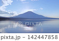 Mount Fuji and Lake Yamanaka illuminated by the setting sun / Reflections of light spread across the water's surface 142447858