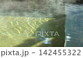 水面泛起漣漪，蒸氣升騰。露天溫泉浴池，溫泉水自由流動，四周一片靜謐。 142455322