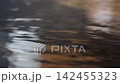 水面泛起漣漪，蒸氣升騰。露天溫泉浴池，溫泉水自由流動，四周一片靜謐。 142455323