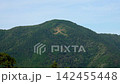 鬱鬱蔥蔥的山脈和舉行大文字火祭的地點。這幅景象既展現了典型的日本夏季風光，也體現了歷史底蘊。 142455448