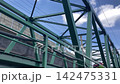 一列JR九州特快列車駛過鐵路橋。 一列JR九州特快列車駛過鐵路橋。 142475331