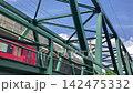 一列JR九州特快列車駛過鐵路橋。 一列JR九州特快列車駛過鐵路橋。 142475332