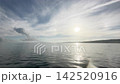 横型動画・幻日現象と穏やかな海面、青空に広がる筋雲 142520916