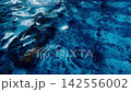波光粼粼的藍色水面 142556002