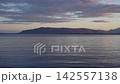 夜明け前のレイキャビクの北のファクサ湾 142557138