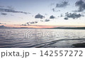 劇的な雲と広がる海上の朝焼けパノラマ 142557272