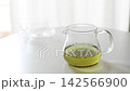 緑茶が入った透明なガラス急須に茶こし一体型の蓋を閉める手元・注ぐ準備（動画素材） 142566900