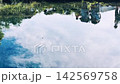 The reflection on the water surface of Oshino Hakkai, tourists 142569758