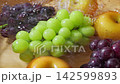 Wash the grapes and pears in a tub. 142599893